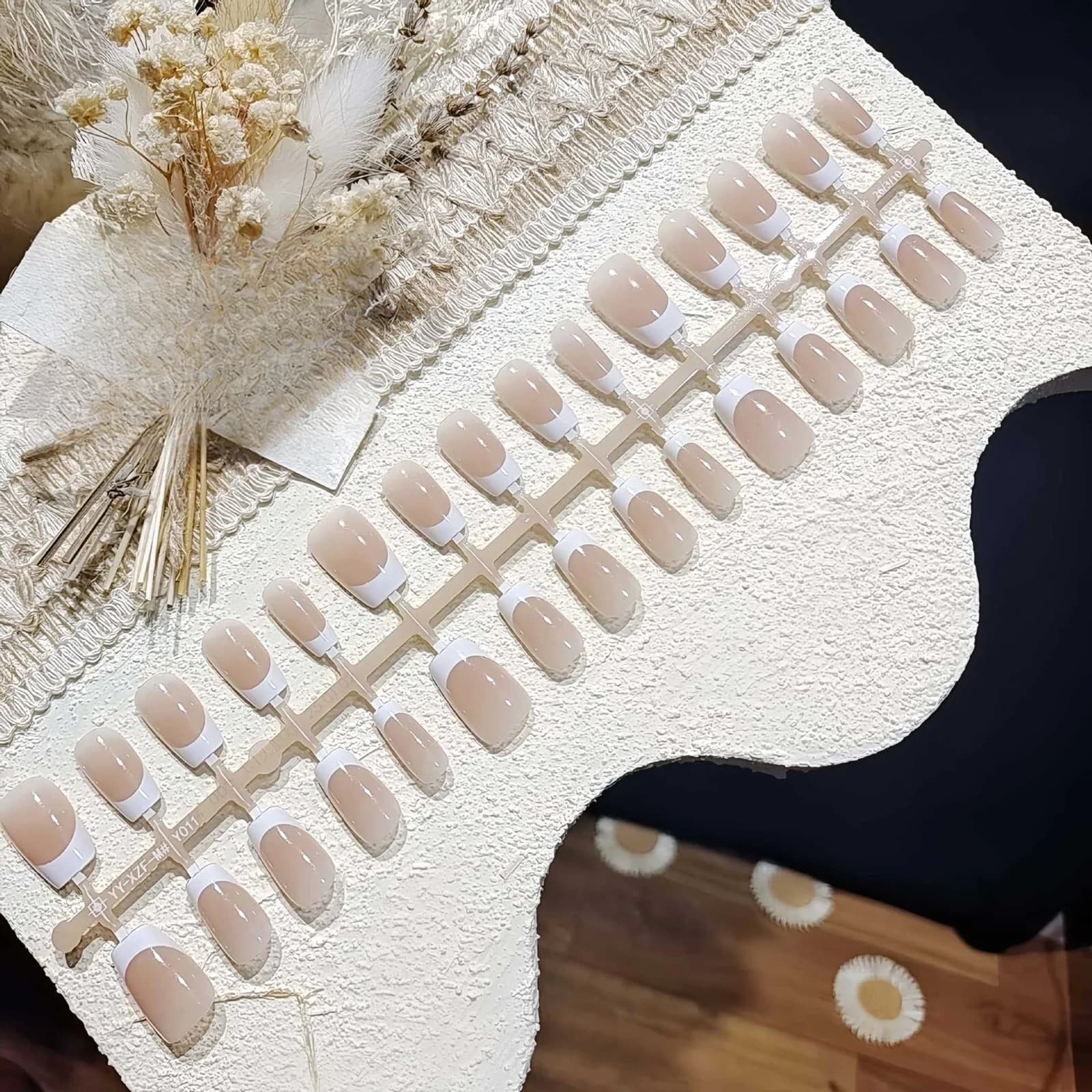 쇼트 프렌치 팁 내추럴 누드 데일리 붙이는 네일