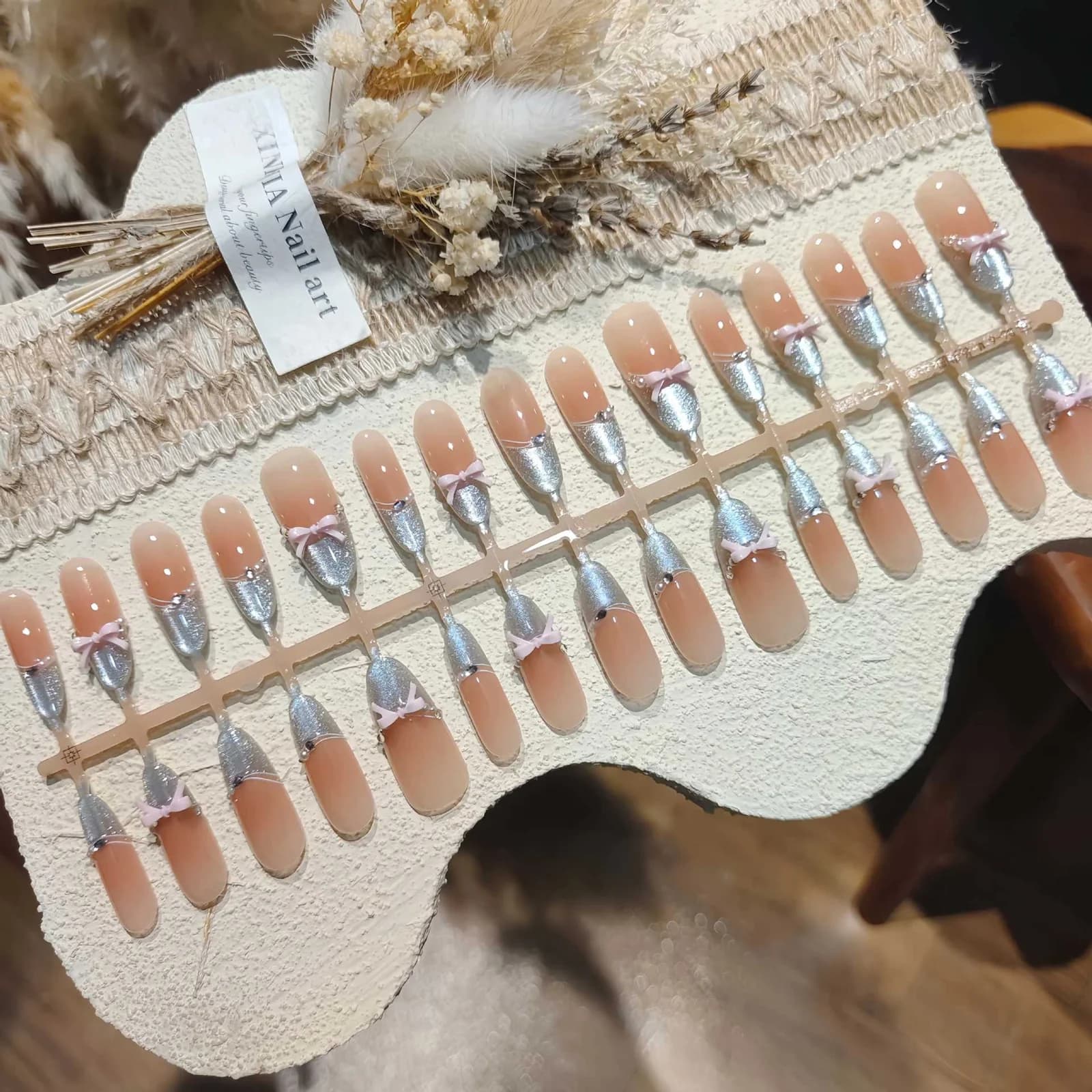 리본과 크리스탈 프렌치 팁 발레 슈즈 디자인 붙이는 네일