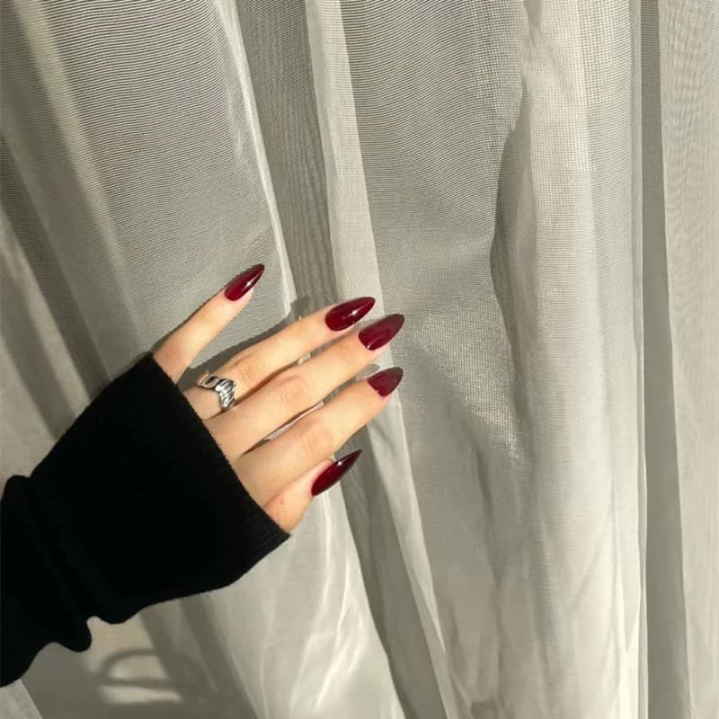 펄 레드 롱 스틸레토 붙이는 네일 단색